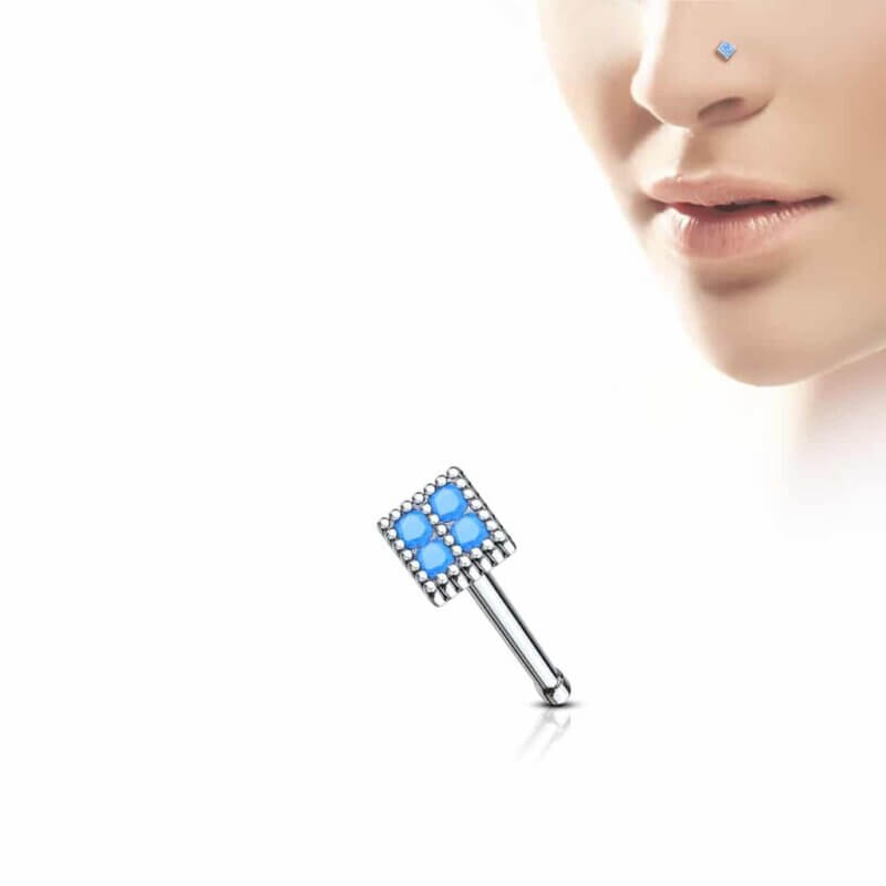 Näspiercing med fyrkantigt smycke av kristaller