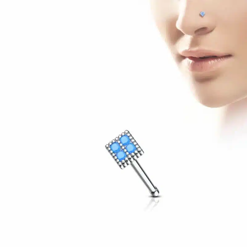 Näspiercing med fyrkantigt smycke av kristaller