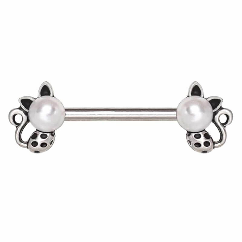 Bröstpiercing med prickiga katter och pärlor