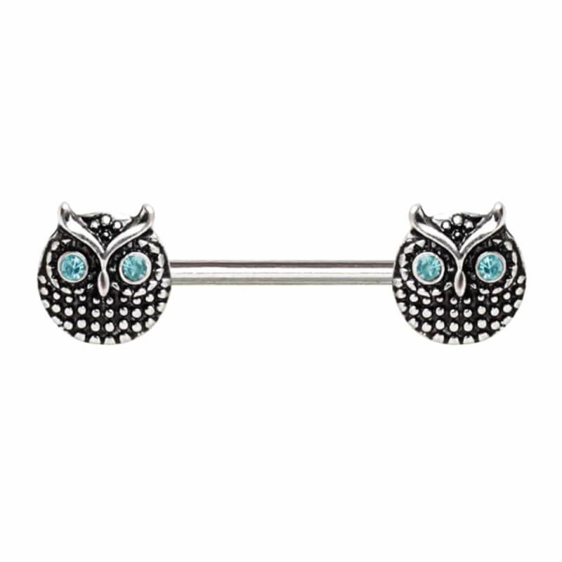 Bröstpiercing med blåögd uggla
