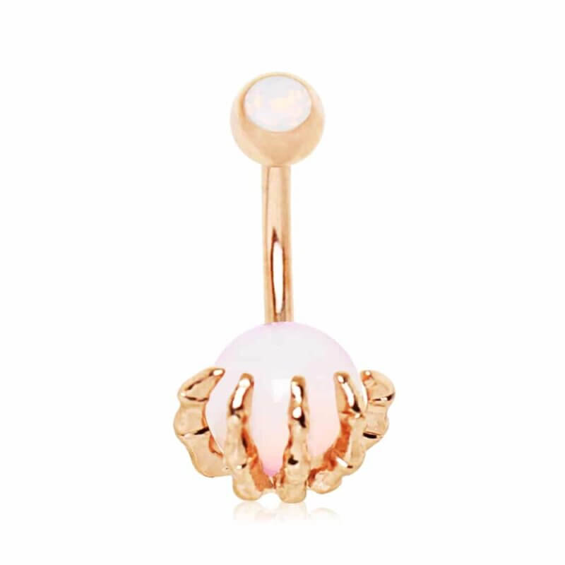 Navelpiercing i roséguld med skeletthand och kristallkula