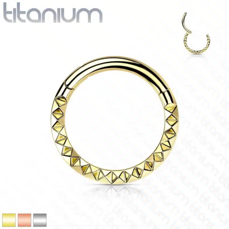 Segment Clicker Ring Titanium med Pyramid Mönster
