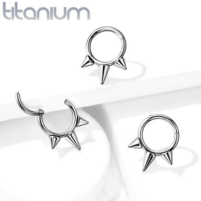 Segment Clicker Ring Titanium med Tre Spikes